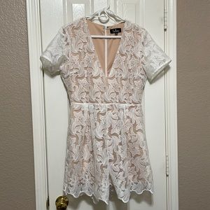 Lulu’s White Lace and Tan Underlay Deep V Romper in M